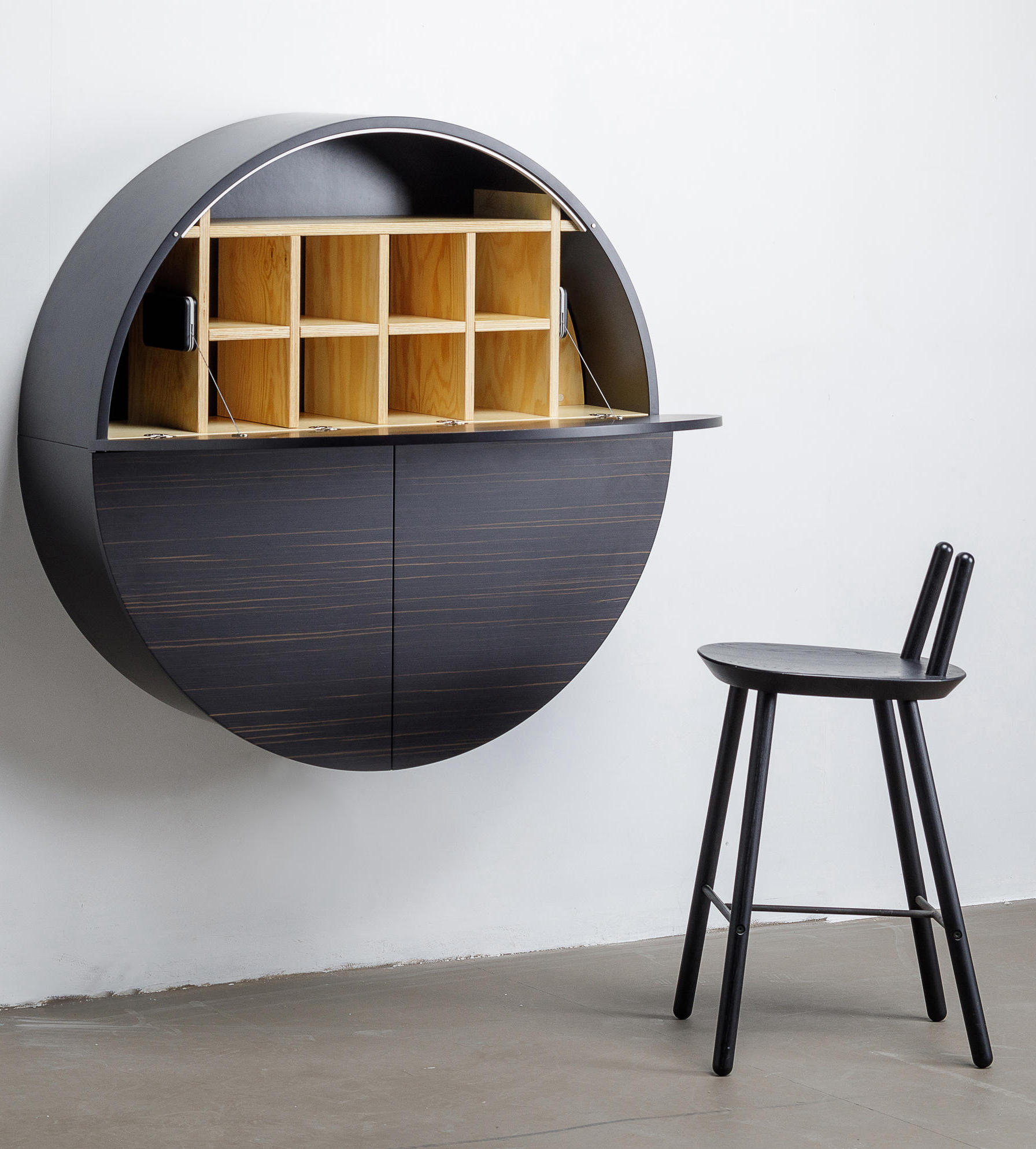 Bureau mural Pill ébène foncé en bois au design scandinave par Inesa Malafej x Emko